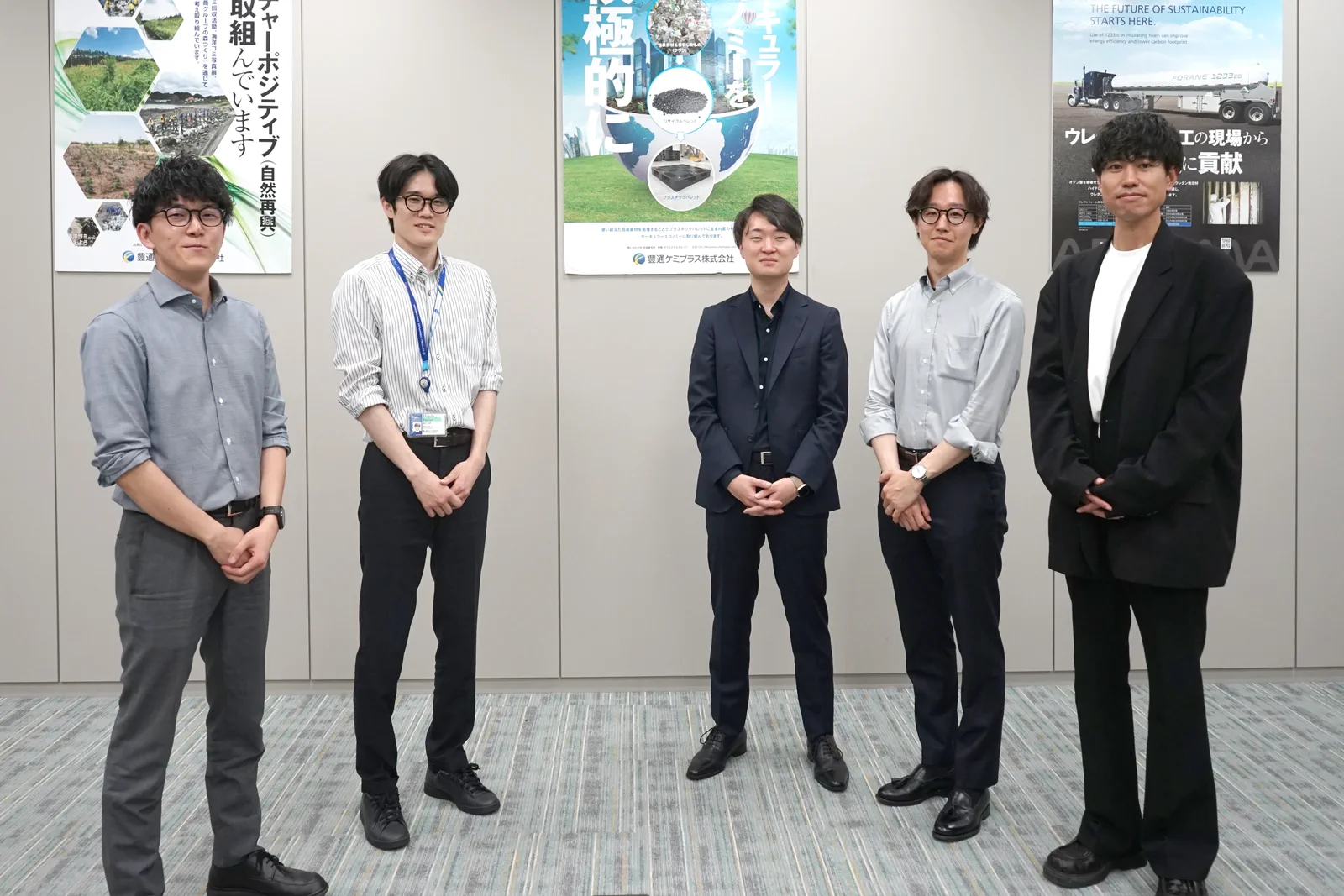 豊通ケミプラスとTOMOSEの関係者が並ぶ集合写真
